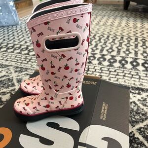 Bogs rain boots toddler 11, worn once- box included